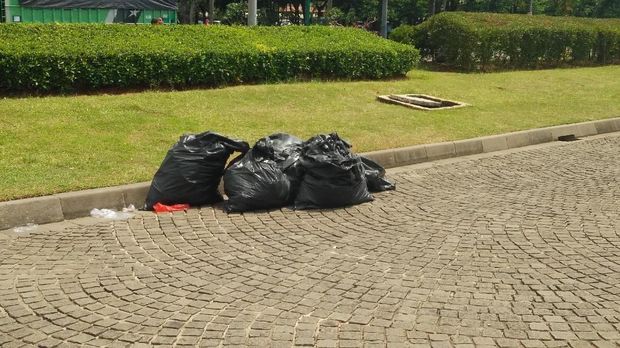 Sampah-sampah dikumpulkan dalam kantong plastik dan akan dibersihkan usai panggung dibongkar.