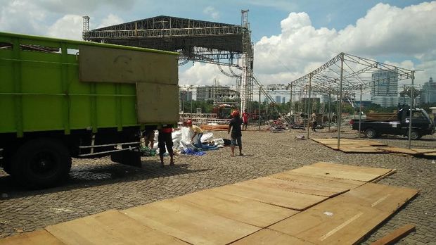 Kayu-kayu bagian panggung juga dikumpulkan.