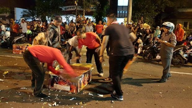 Ada 4 dus kembang api impor super yang disulut