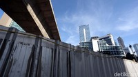 Langit biru dan awan putih menggelantung di atas ibu kota.
