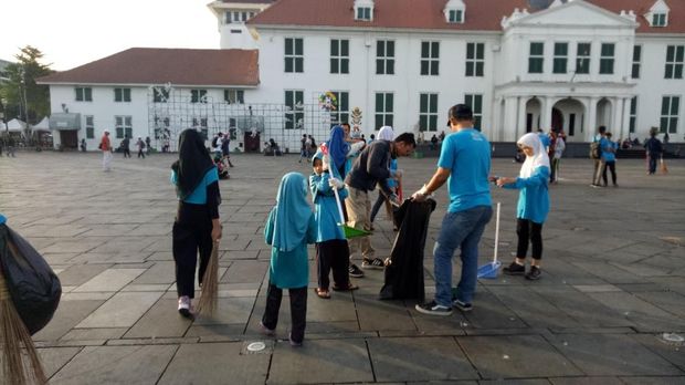 Kota Tua dibersihkan dari sisa-sisa sampah pesta tahun baru.