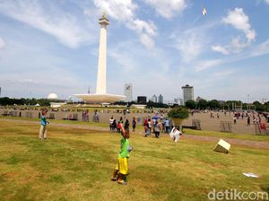 Before-After Monas yang Kini Tanpa Pagar Pembatas Rumput