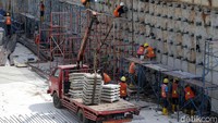 Sejumlah pekerja melakukan proses pembangunan underpass Mampang, Jakarta Selatan, Senin (1/1/2017).