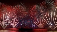 Kembang api warna-warni juga menghiasi pelabuhan Victoria Hong Kong. Tyrone Siu/Reuters.