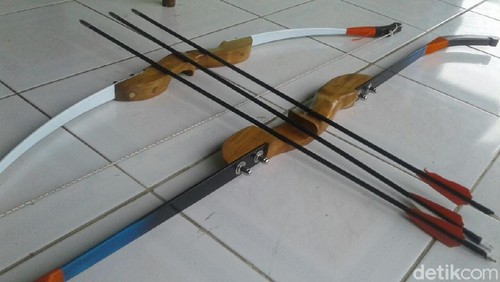 Perajin Busur Panah di Ponorogo