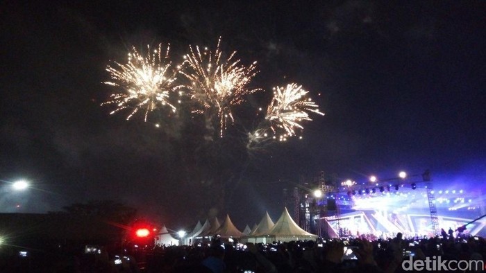 Dipimpin Sandiaga, Pesta Kembang Api Tandai Pergantian Tahun di Ancol