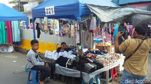 Libur awal tahun di 1 Januari 2018 dimanfaatkan para Pedagang Kaki Lima (PKL) depan stasiun Tanah Abang untuk berdagang.