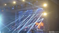 Sejumlah lagu hits milik Sheila On 7 pun dibawakan, sebut saja ‘Sahabat Sejati’, ‘Dan’, ‘Kita’, hingga ‘Itu Aku’. Penampilan Sheila On 7 ditutup dengan lagu ‘Kisah Klasik Untuk Masa Depan’. (Saras/detikHOT)