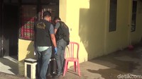 Foto: Tim Inafis Polda Sulsel menggelar Olah TKP di lokasi pelemparan bom molotov di Mapolsek Bontoala, Senin (1/1/2018). Petuga mengecek titik-titik bekas lemparan molotov. (Reinhard-detikcom)