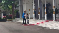 Foto: Berjarak sekitar 10 langkah dari Jan, ada bapaknya yakni Gibran Rakabuming Raka berkaus hijau. Fotografer: Danu Damarjati/detikcom