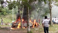 Foto: Mobil itu terbakar di lokasi, Desa Hargobinangun, Kecamatan Pakem, Sleman, sekitar pukul 14.15 WIB, Senin (1/1/2018). Mobil itu terbakar secara tiba-tiba. (Dok Wasita/pengunjung)
