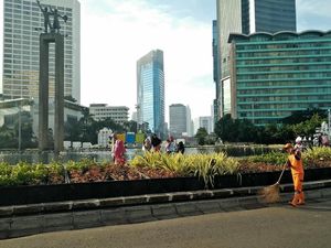 Awal Pagi 2018, Warga Berselfie di Bundaran HI yang Kinclong