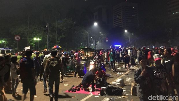 Perayaan Tahun Baru Selesai, Sampah Berserakan di Sekitar Monas