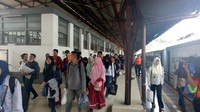 Foto: Selain Gambir, Stasiun Senen juga mulai dipadati penumpang yang baru pulang usai libur tahun baru. Banyak dari mereka beralasan pulang karena besok harus masuk kerja. (Seysha Desnikia/detikcom)