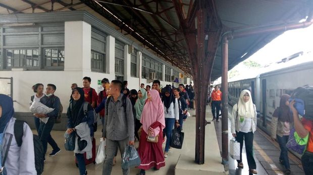 19.500 Penumpang Padati Stasiun Senen Hari Ini