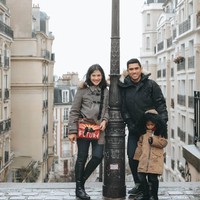 Mengenakan coat, high knee boots hitam dan tas Gucci bertuliskan Future, Dian Sastro, suami dan anaknya berpose bersama di Montmartre, Paris. Foto: Instagram