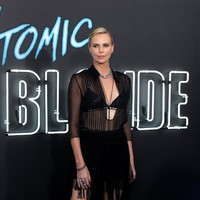 Aktris 44 tahun itu terjun ke dunia akting karena ketidaksengajaan. Seorang pencari bakat melihat aksi Charlize yang tengah marah-marah di sebuah bank. Sang pencari bakat melihat Charlize tak hanya sebagai wanita yang cantik, namun memiliki kepribadian yang kuat. (Foto: Charlize Theron Neilson Barnard/Getty Images)