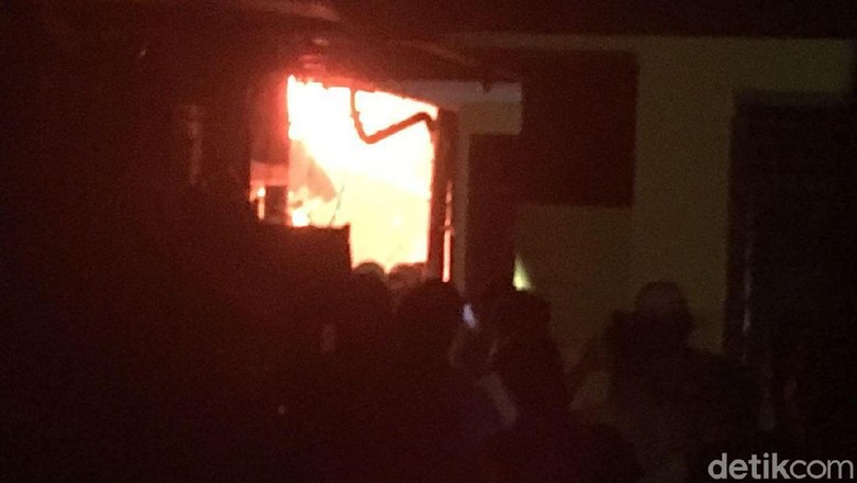 Api Padam, Kebakaran di Mampang Hanguskan Kontrakan 17 Pintu Api Padam, Kebakaran di Mampang Hanguskan Kontrakan 17 Pintu