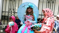 Pengunjung berfoto dengan Nona Belanda.