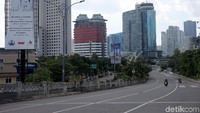 Hanya ada beberapa mobil pribadi dan sepeda motor yang melintas.