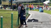 Foto diambil pada 1 Januari 2018 yang lalu. Pagar pembatas ke lapangan rumput masih dipasang. Foto: Monas pascatahun baru (Adit-detikcom)