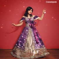 Sylvie bukan satu-satunya desainer yang memiliki ide unik untuk berkarya. Mungkin Anda masih ingat Olivia Mears. Desainer asal North Carolina, Amerika Serikat, ini pernah membuat gaun pengantin dari tisu toilet dan kertas kado. Atas nama kreativitas, tampaknya itu sah-sah saja. Foto: instagram @avantgeek