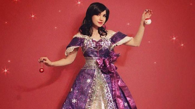 Sylvie bukan satu-satunya desainer yang memiliki ide unik untuk berkarya. Mungkin Anda masih ingat Olivia Mears. Desainer asal North Carolina, Amerika Serikat, ini pernah membuat gaun pengantin dari tisu toilet dan kertas kado. Atas nama kreativitas, tampaknya itu sah-sah saja. Foto: instagram @avantgeek