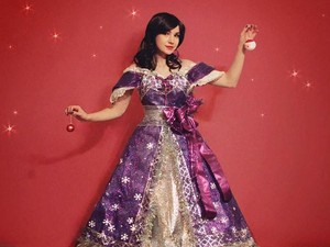 Unik! Gaun Cantik Ini Dibuat dari Bungkus Kado