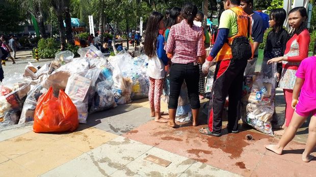 Pengunjung berlomba mengumpulkan sampah.