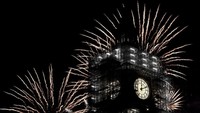 Big Ben terlihat cantik dengan kembang api itu. 