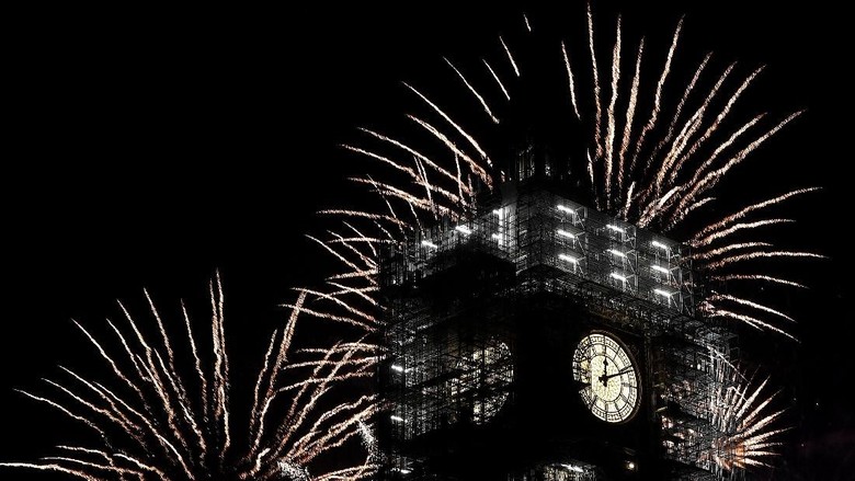 Fireworks explode behind the Elizabeth Tower, commonly known as Big Ben, during New Years Eve celebrations in London, Britain, January 1, 2018.  REUTERS/Toby Melville