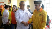 Kedua partai itu pun melakukan gugatan ke Badan Pengawas Pemilihan Umum terkait keputusan KPU tersebut.