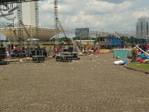 Sampah Bekas Makanan Berserakan di Panggung Tahun Baru Monas
