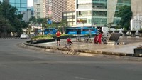 Foto:  Sejumlah warga tampak mengayuh sepedanya menyusuri Jalan MH Thamrin menuju Sudirman yang masih sepi. Beberapa warga juga tampak bersantai di pinggir kolam air mancur Bundaran HI.  Fotogrefer: Aditya Fajar Indrawan/detikcom