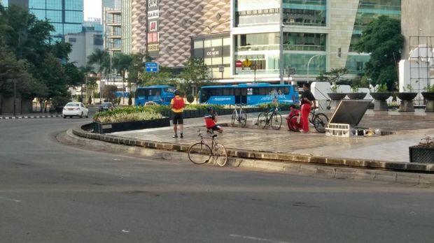 Warga berolahraga di pagi hari.