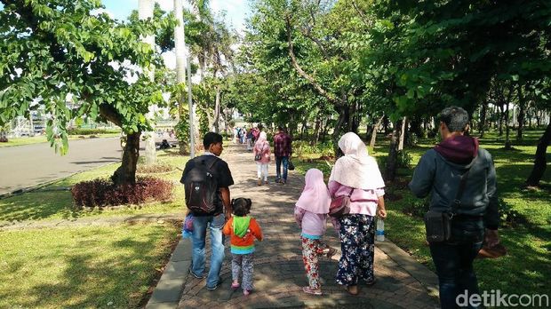 Kembali Dibuka, Pengunjung Mulai Padati Monas