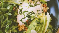 Rupanya Eva sering memasak hidangan vegetarian. Yang ini beras cokelat bertopping santan, kacang, alpukat dan wild rocket salad.Foto: Instagram sophia_latjuba88