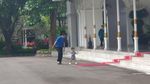 Potret Jokowi Tuntun Cucu Tapaki Karpet Merah di Gedung Agung