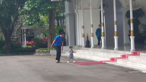  Jokowi mengajak serta Jan Ethes yang nampak selalu lincah melangkah. 