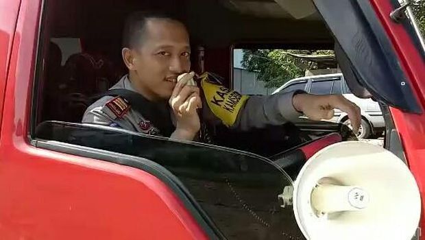 Kasat Lantas Polres Banyuwangi jadi sopir shuttle bus/