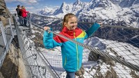 Di sini, pemandangannya pun luar biasa indah. Ada tebing dan pegunungan yang berselimut es tebal dan rumput hijau. Semuanya menyatu dengan cantik. Tapi berani nggak melewati jembatan dari kawat ini (My Swiss Alps)