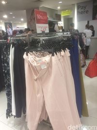 Marks & Spencer Diskon Hingga 50%, Atasan Mulai dari Rp 160 Ribu