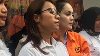 Jennifer Dunn berdiri di samping petugas Polda Metro Jaya. (Amelia-detikcom)