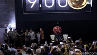 Sebagai informasi, sebelumnya Presiden Joko Widodo (Jokowi) menutup perdagangan saham tahunan di Bursa Efek Indonesia (BEI) Jumat lalu. Indeks Harga Saham Gabungan (IHSG) saat itu melanjutkan tren positif dan berhasil ditutup di angka 6.355,654.