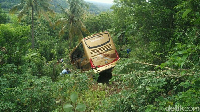 Bus Pariwisata Kecelakaan Masuk Jurang Di Bantul