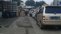 Selain jalan rusak, salah satu sumber kemacetan karena terjadi penyempitan jalan menjadi satu jalur.  Untuk melancarkan arus lalu lintas, maka perlu dilebarkan jalan. 