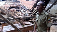 Terlihat Puing-puing bangunan di antaranya, genteng, atap, kaca, kayu-kayu penyangga, bangku dan kursi masih dibiarkan menumpuk.