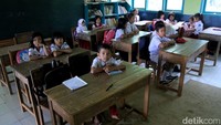 Kegiatan belajar mengajar para siswa terpaksa dialihkan ke musala dan perpustakaan.