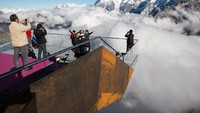 Di Puncak Schilthorn, traveler juga bisa berjalan di pinggir tebing. Menikmati pemandangannya menjadi daya tarik utama di sini (Switzerland Tourism)