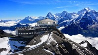 Ini adalah Thrill Walk, salah satu atraksi wisata ekstrem di puncak Schilthorn, Pegunungan Alpen, yang bisa dikunjungi traveler jika berwisata ke Lauterbrunnen, Swiss (My Swiss Alps)